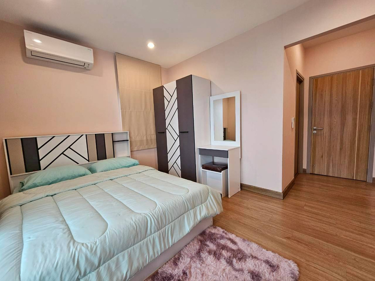 บ้านวิภาวดี ดอนเมือง หลักสี่ : ให้เช่า/ขาย บ้านหรู 3ชั้น  ภัสสร สรงประภา ดอนเมือง เนื้อที่มากถึง 60 ตรว. พื้นที่ใช้สอย 275 ตร.ม. 5 ห้องนอน  6ห้องน้ำ บ้านหลังพิเศษไม่มีบ้านตรงข้าม เป็น Private Zone ตกแต่งครบ Fully Furnished  ทำเลดีเดินทางเข้าเมืองสะดวก ใกล้สนามบินดอนเมือง