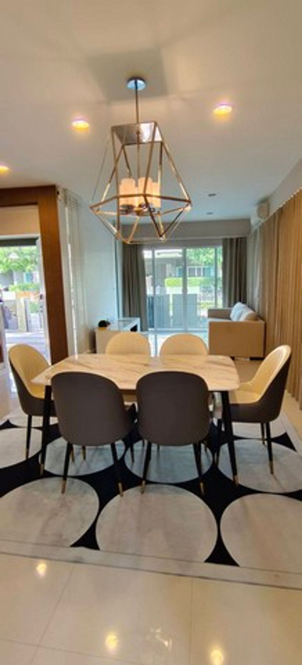 For RentHouseSamut Prakan,Samrong : HR3318 Luxury detached house for rent, Nara Botanic Srinakarin project, close to the Yellow Line, only 200 meters, built-in throughout, ready to move in.