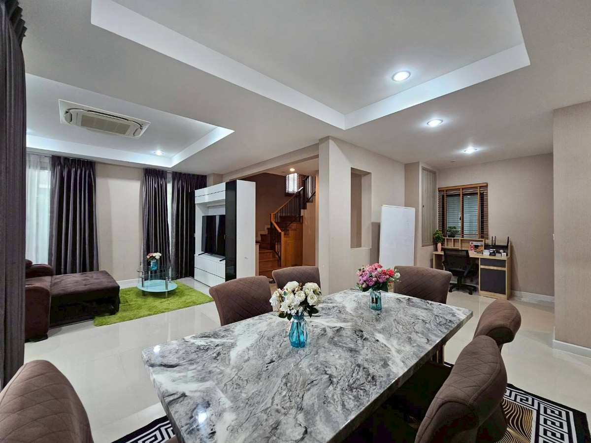 บ้านวิภาวดี ดอนเมือง หลักสี่ : ให้เช่า/ขาย บ้านหรู 3ชั้น  ภัสสร สรงประภา ดอนเมือง เนื้อที่มากถึง 60 ตรว. พื้นที่ใช้สอย 275 ตร.ม. 5 ห้องนอน  6ห้องน้ำ บ้านหลังพิเศษไม่มีบ้านตรงข้าม เป็น Private Zone ตกแต่งครบ Fully Furnished  ทำเลดีเดินทางเข้าเมืองสะดวก ใกล้สนามบินดอนเมือง