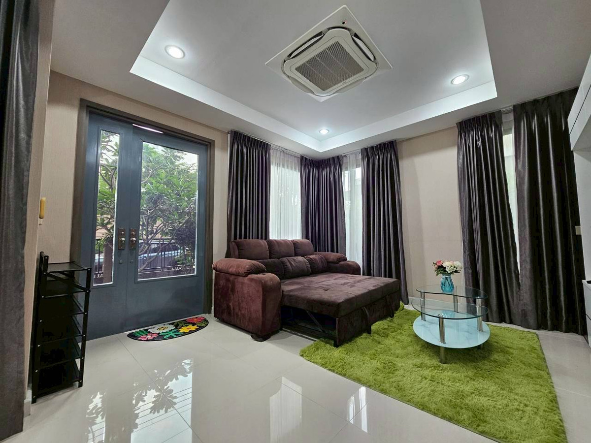 บ้านวิภาวดี ดอนเมือง หลักสี่ : ให้เช่า/ขาย บ้านหรู 3ชั้น  ภัสสร สรงประภา ดอนเมือง เนื้อที่มากถึง 60 ตรว. พื้นที่ใช้สอย 275 ตร.ม. 5 ห้องนอน  6ห้องน้ำ บ้านหลังพิเศษไม่มีบ้านตรงข้าม เป็น Private Zone ตกแต่งครบ Fully Furnished  ทำเลดีเดินทางเข้าเมืองสะดวก ใกล้สนามบินดอนเมือง