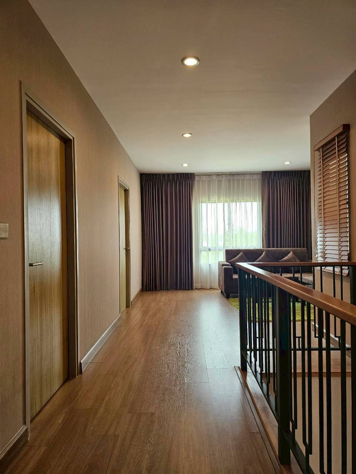 บ้านวิภาวดี ดอนเมือง หลักสี่ : ให้เช่า/ขาย บ้านหรู 3ชั้น  ภัสสร สรงประภา ดอนเมือง เนื้อที่มากถึง 60 ตรว. พื้นที่ใช้สอย 275 ตร.ม. 5 ห้องนอน  6ห้องน้ำ บ้านหลังพิเศษไม่มีบ้านตรงข้าม เป็น Private Zone ตกแต่งครบ Fully Furnished  ทำเลดีเดินทางเข้าเมืองสะดวก ใกล้สนามบินดอนเมือง