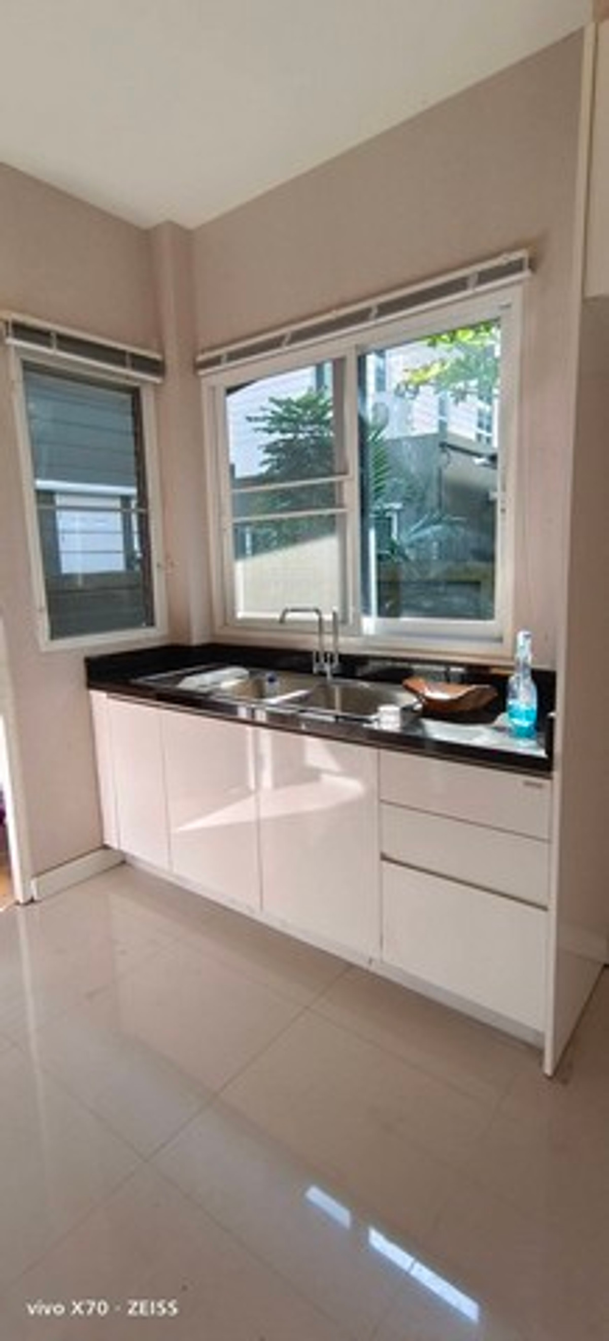 For RentHouseSamut Prakan,Samrong : HR3318 Luxury detached house for rent, Nara Botanic Srinakarin project, close to the Yellow Line, only 200 meters, built-in throughout, ready to move in.