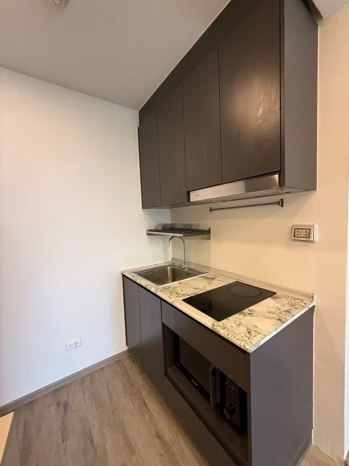 For RentCondoThaphra, Talat Phlu, Wutthakat : 🏢 For rent Beat Bangwa Interchange Condo
✨ Condo near BTS / MRT Bang Wa, convenient travel, there is a shuttle to the station ✨
💰 Rent 10,000 baht / month