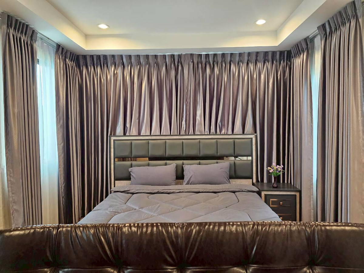 บ้านวิภาวดี ดอนเมือง หลักสี่ : ให้เช่า/ขาย บ้านหรู 3ชั้น  ภัสสร สรงประภา ดอนเมือง เนื้อที่มากถึง 60 ตรว. พื้นที่ใช้สอย 275 ตร.ม. 5 ห้องนอน  6ห้องน้ำ บ้านหลังพิเศษไม่มีบ้านตรงข้าม เป็น Private Zone ตกแต่งครบ Fully Furnished  ทำเลดีเดินทางเข้าเมืองสะดวก ใกล้สนามบินดอนเมือง