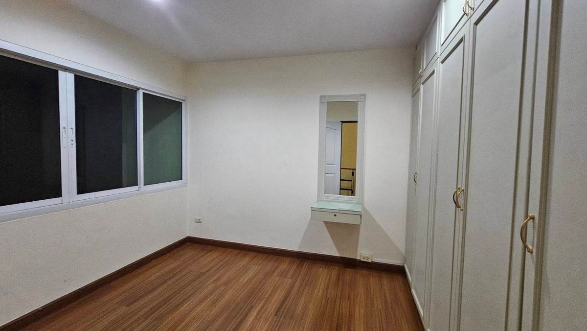 ให้เช่าทาวน์โฮมโชคชัย4 ลาดพร้าว71 : 🏡 ให้เช่า ทาวน์โฮม 4 ชั้น ลาดพร้าว 71 (สุคนธสวัสดิ์)
✨ ทำเลติดถนนใหญ่ พร้อมอยู่ | เหมาะทำ Home Office + อยู่อาศัย
💰 ค่าเช่าเพียง 25,000 บาท / เดือน