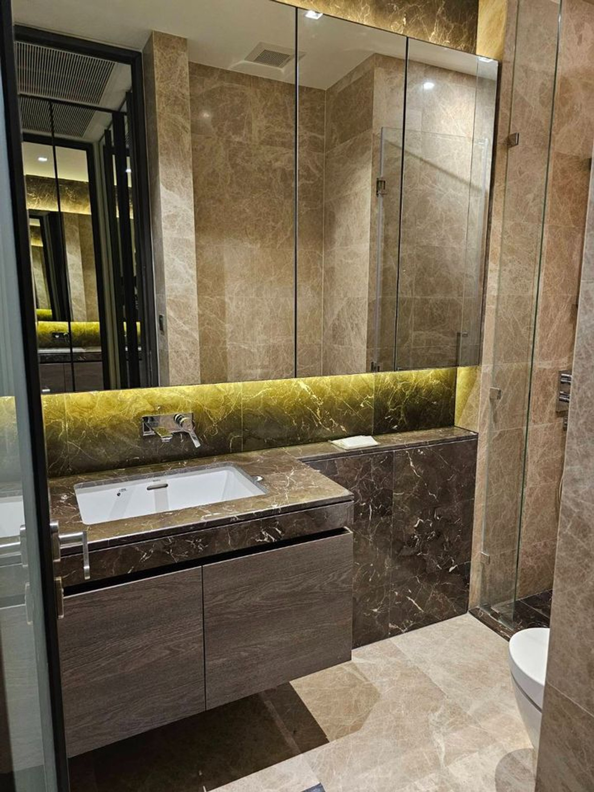 For RentCondoWitthayu, Chidlom, Langsuan, Ploenchit : Luxury condo 28 Chidlom, only 280 m from BTS.1 bedroom, 46.67 sq.m. with complete amenities!