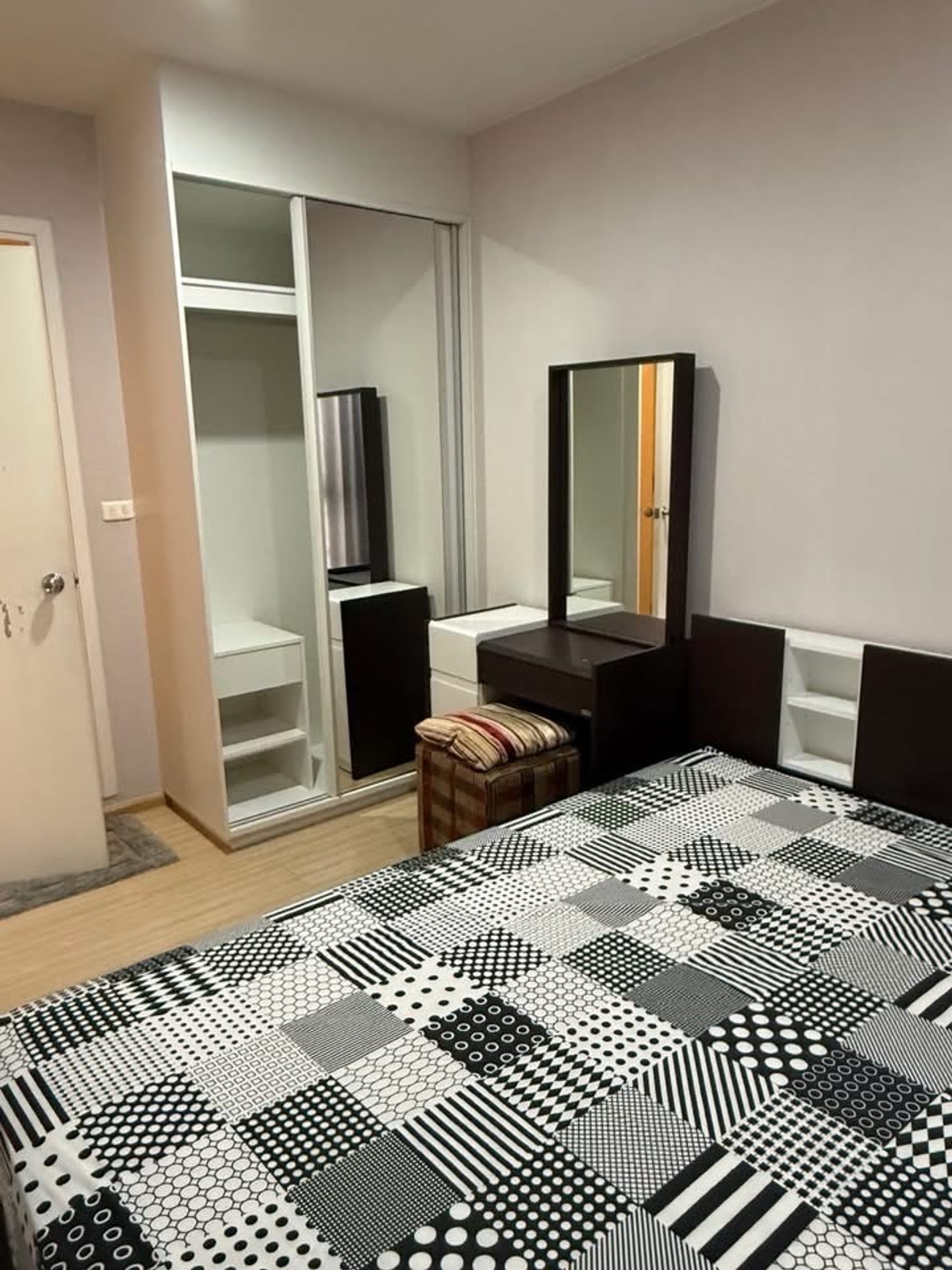 ให้เช่าคอนโดปิ่นเกล้า จรัญสนิทวงศ์ : 🏢 ให้เช่า Plum Condo Pinklao
✨ ทำเลดี ติดถนนสมเด็จพระปิ่นเกล้า ใกล้ MRT บางยี่ขัน พร้อมเข้าอยู่ ✨

💰 ค่าเช่า 12,000 บาท / เดือน (สัญญา 1 ปี)