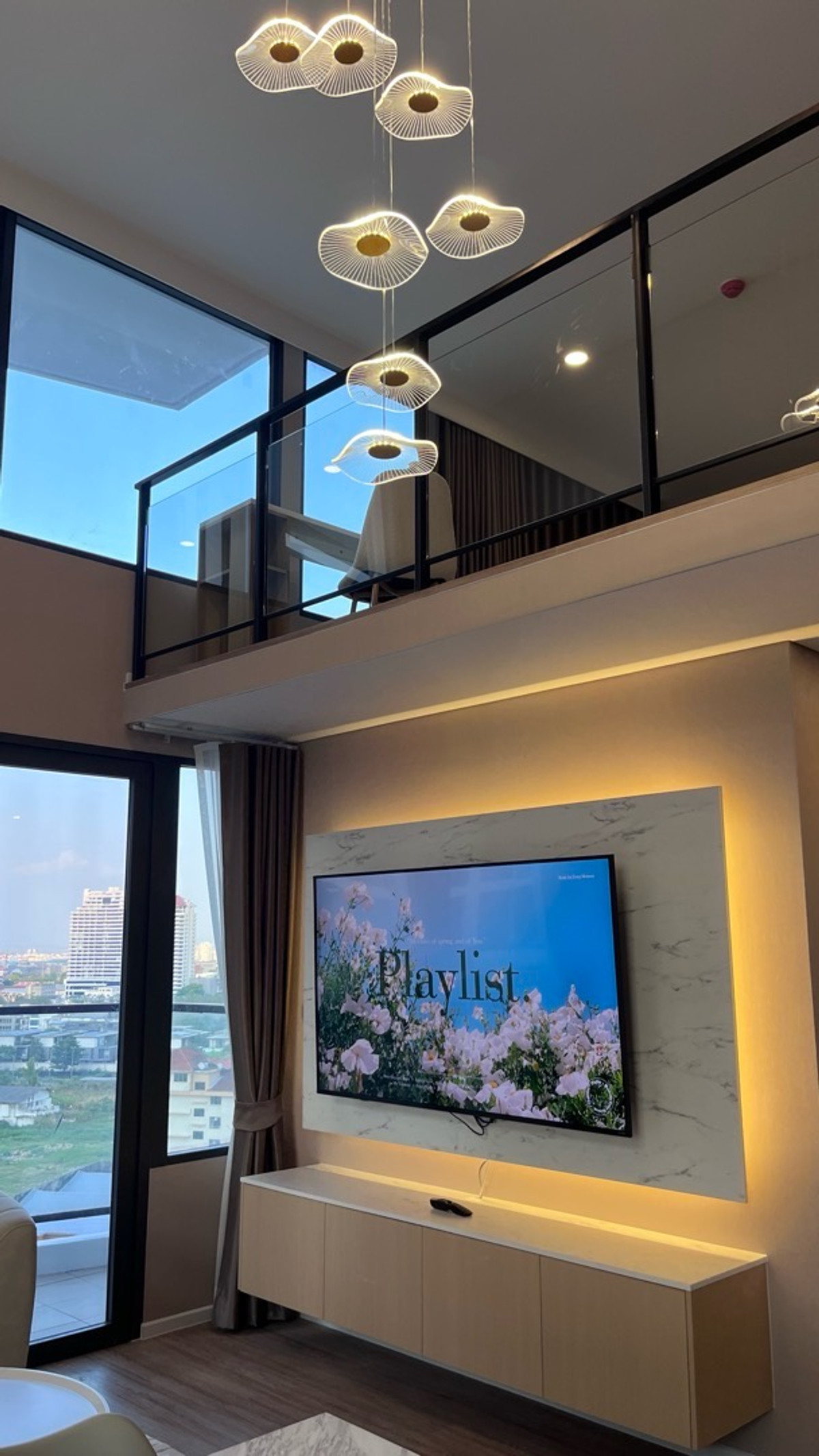 For RentCondoRama9, Petchburi, RCA : 🔥For Rent Now🔥 Siamese Rama 9 (Landmark @MRTA Station) High-ceiling unit, fully furnished, ready to move in. Near MRT Rama 9.