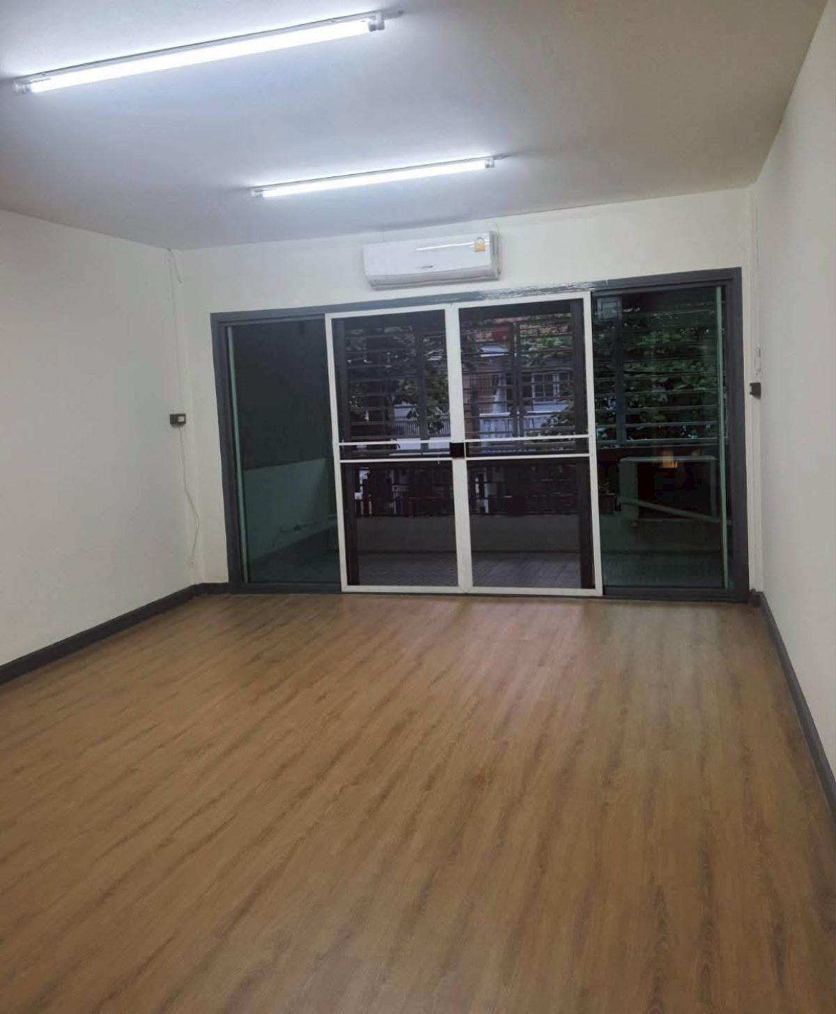 ขายทาวน์โฮมโชคชัย4 ลาดพร้าว71 : ขายทาวน์โฮม 2 ชั้น  ตลาดอมรพันธ์ 9  ลาดพร้าว เขต ลาดพร้าว กรุงเทพ CX-148668