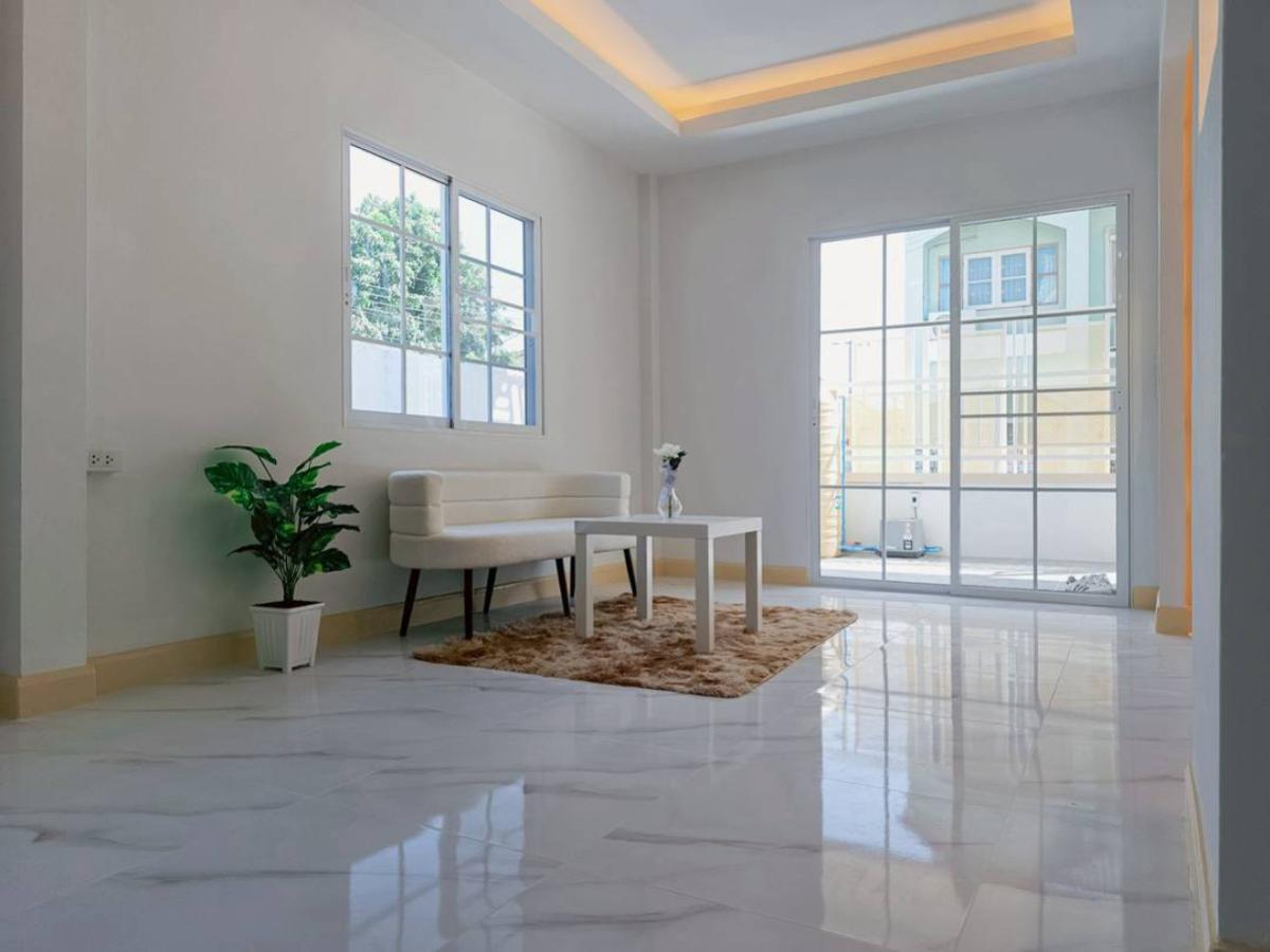 ขายทาวน์โฮมนนทบุรี บางใหญ่ บางบัวทอง : ขายทาวน์เฮ้าส์/ทาวน์โฮม  บัวทองธานี พาร์ค ห้องมุม รีโนเวทใหม่ บางบัวทอง บางบัวทอง นนทบุรี CX-148666