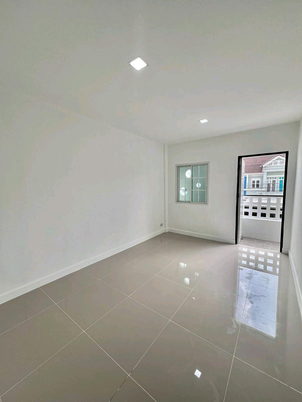 For SaleTownhomePathum Thani,Rangsit, Thammasat : 2-story townhouse, Piyawararom Village, Khlong 4, Prince Sai. Sawai Pracharat, Pathum Thani, Bueng Yitho hundred year old market