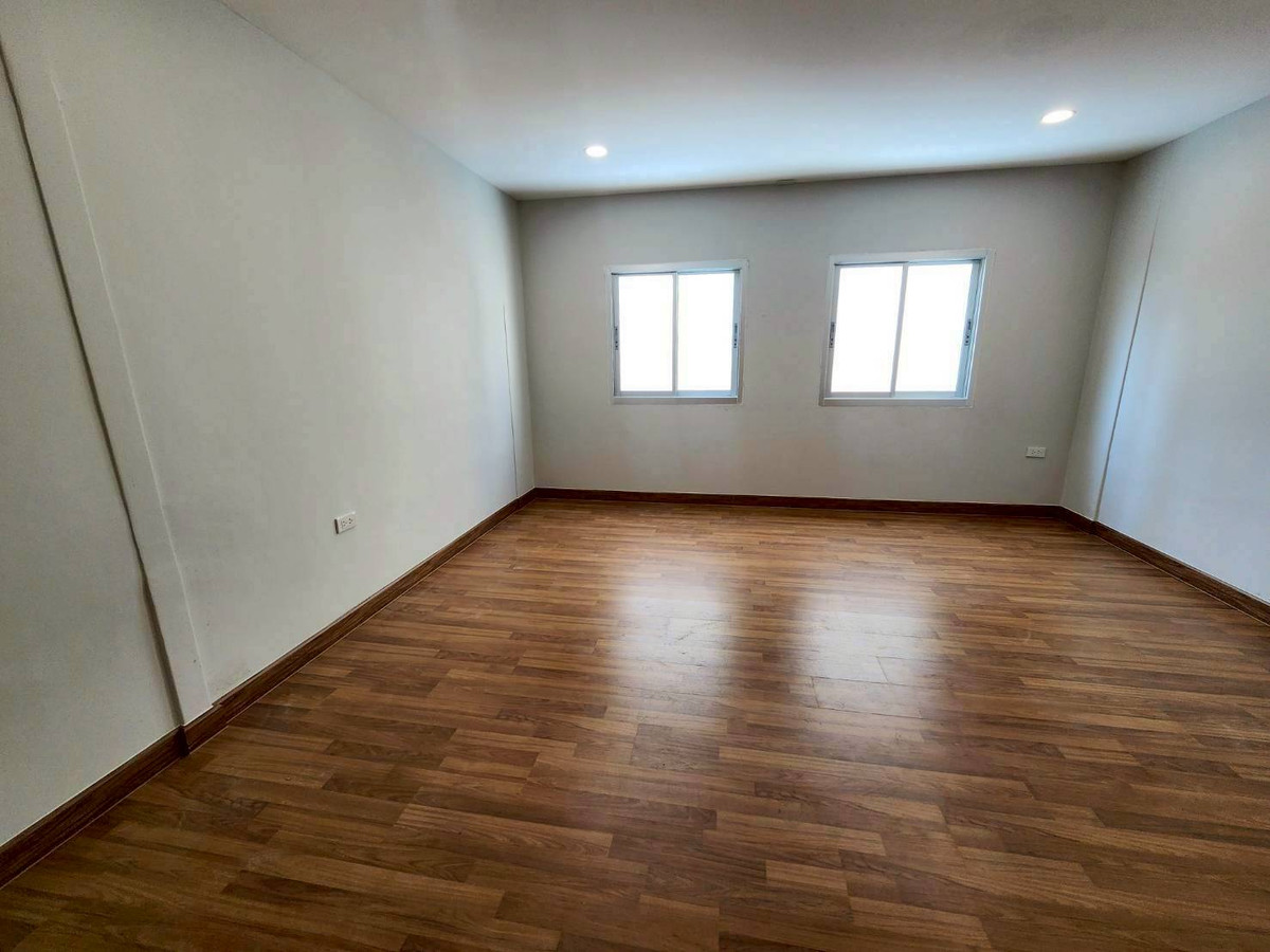 ขายทาวน์โฮมพัฒนาการ ศรีนครินทร์ : บ้านกลางเมือง เดอะ รอยัล โมนาโค ทาวน์โฮม 3 ชั้น ทำเล พัฒนาการ - ศรีนครินทร์  รีโนเวทใหม่ 