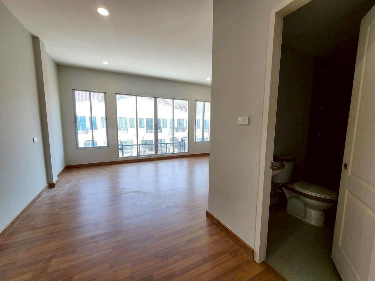 ขายทาวน์โฮมพัฒนาการ ศรีนครินทร์ : บ้านกลางเมือง เดอะ รอยัล โมนาโค ทาวน์โฮม 3 ชั้น ทำเล พัฒนาการ - ศรีนครินทร์  รีโนเวทใหม่ 