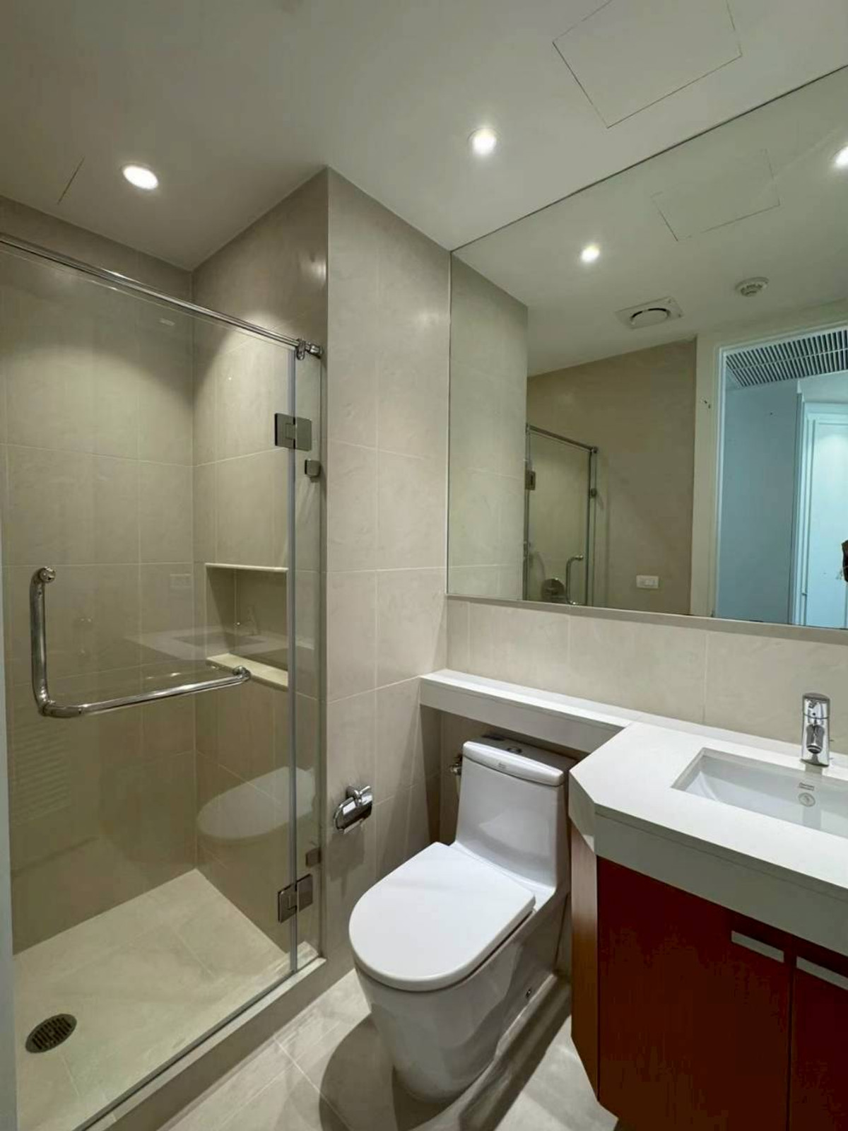 ให้เช่าคอนโดวิทยุ ชิดลม หลังสวน : เช่า 3 ห้องนอน 3 ห้องน้ำ แอทธินี เรสซิเด้นซ์