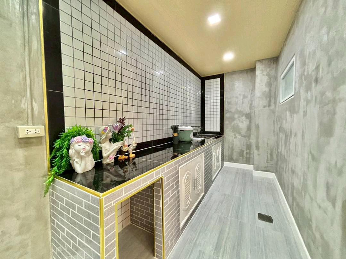 For SaleTownhomePathum Thani,Rangsit, Thammasat : 2-story townhouse, Piyawararom Village, Khlong 4, Prince Sai. Sawai Pracharat, Pathum Thani, Bueng Yitho hundred year old market