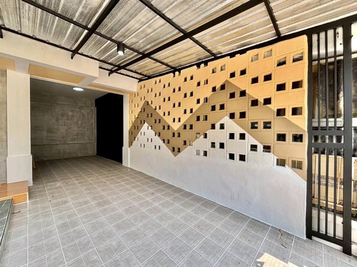 For SaleTownhomePathum Thani,Rangsit, Thammasat : 2-story townhouse, Piyawararom Village, Khlong 4, Prince Sai. Sawai Pracharat, Pathum Thani, Bueng Yitho hundred year old market