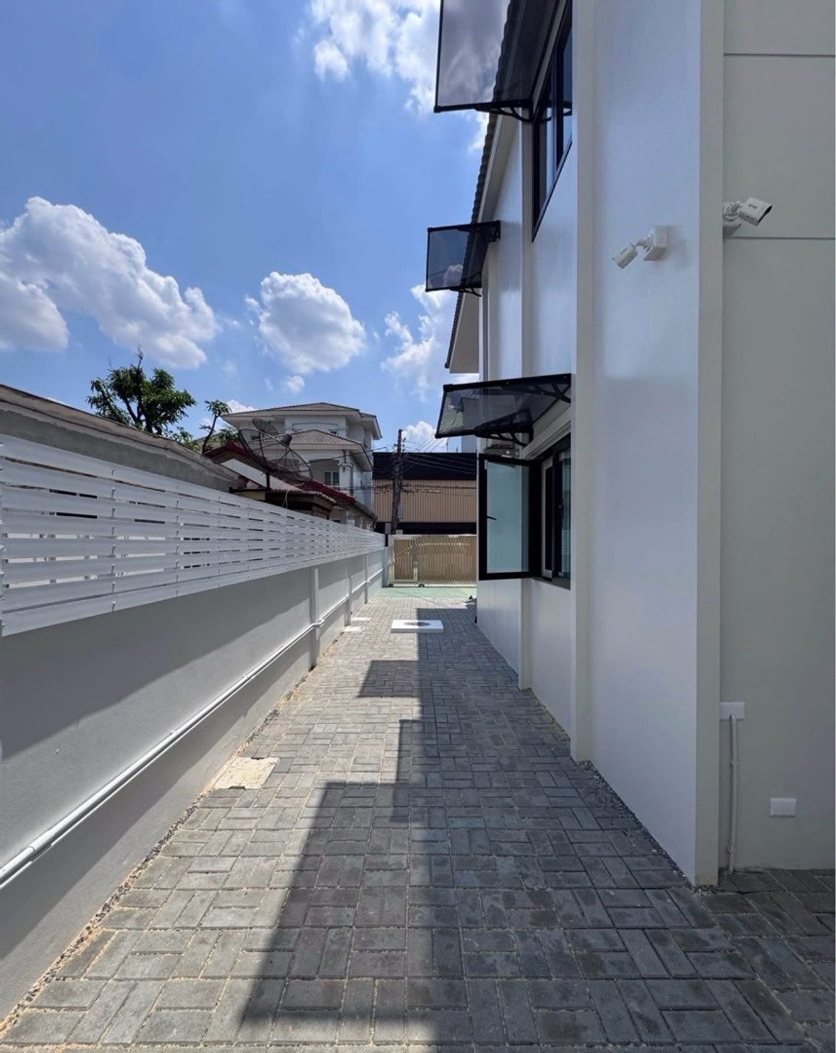 For RentHouseRatchadapisek, Huaikwang, Suttisan : Newly built single house, Huai Khwang, Ratchada Niwet (Meng Jai), 4 bedrooms, 4 bathrooms, parking for 7 cars, near KIS School🏫
