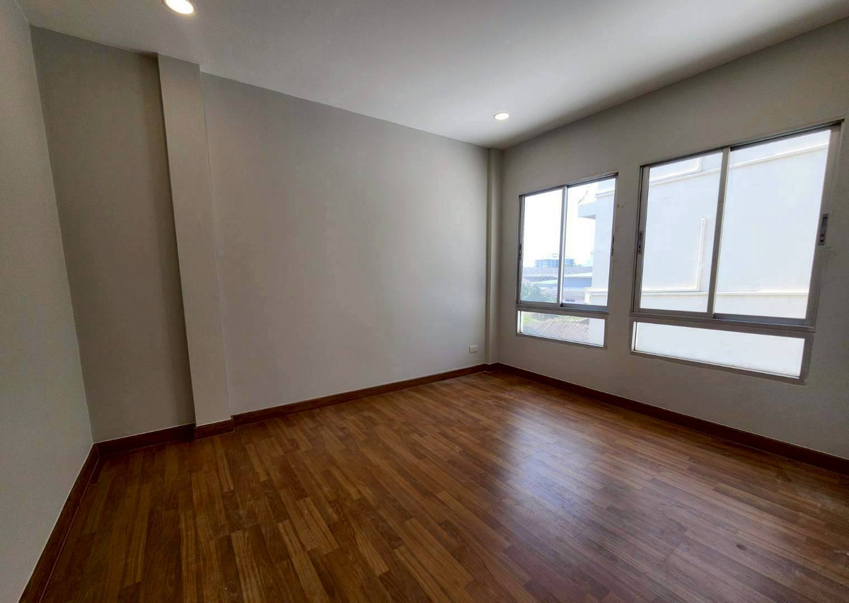 ขายทาวน์โฮมพัฒนาการ ศรีนครินทร์ : บ้านกลางเมือง เดอะ รอยัล โมนาโค ทาวน์โฮม 3 ชั้น ทำเล พัฒนาการ - ศรีนครินทร์  รีโนเวทใหม่ 