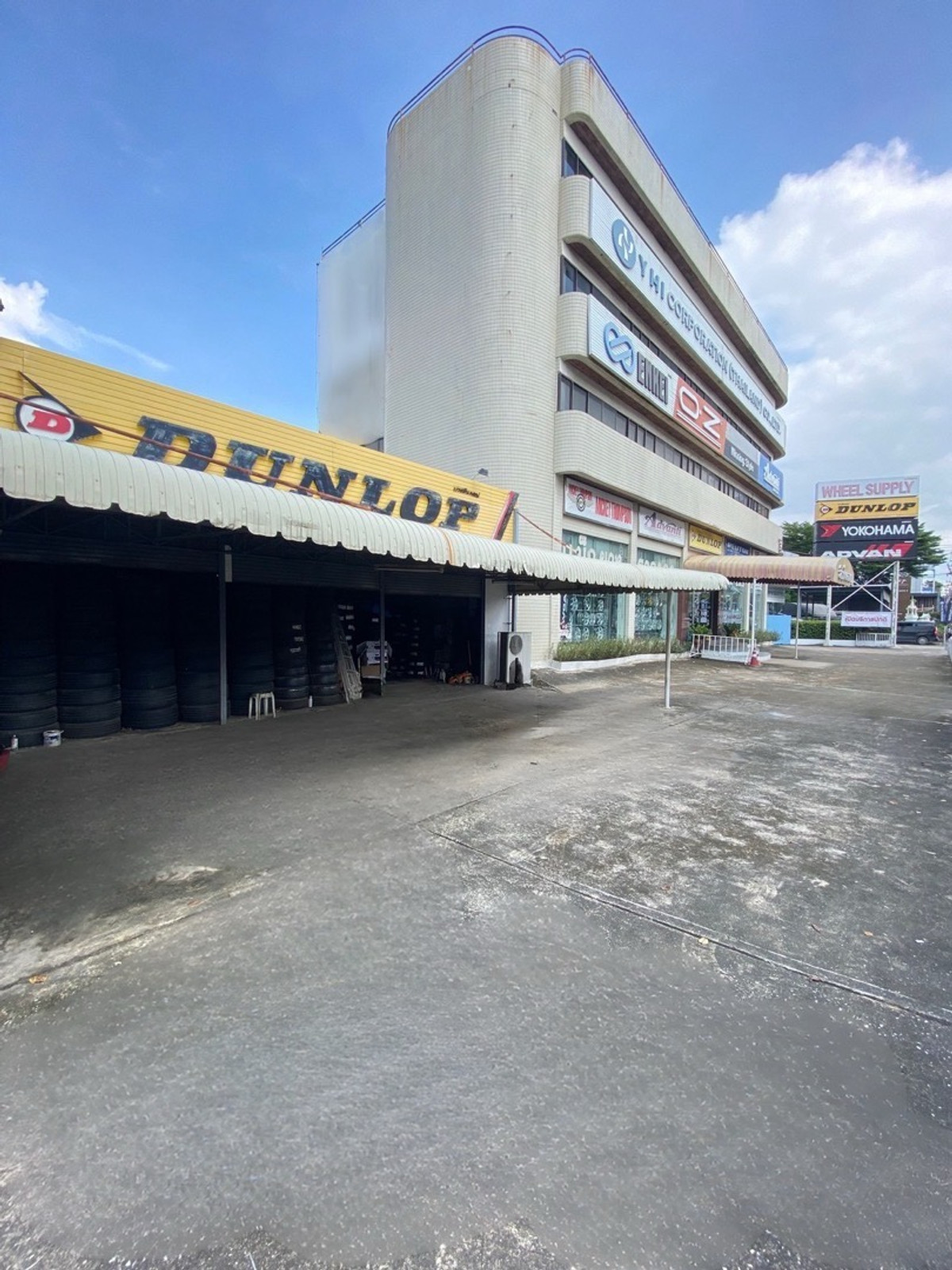 ShowroomRama9, Petchburi, RCA : Showroom/office office, good location, next to the main road, near the BTS, Rama IX area.