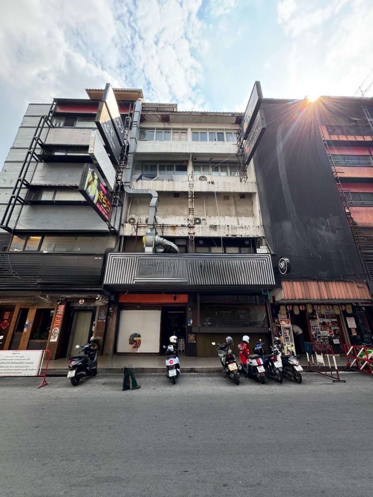 For RentShop HouseSilom, Saladaeng, Bangrak : Commercial building for rent, width 2 units @ Silom Thaniya, near BTS Saladaeng, MRT Silom and Patpong, entertainment venues.