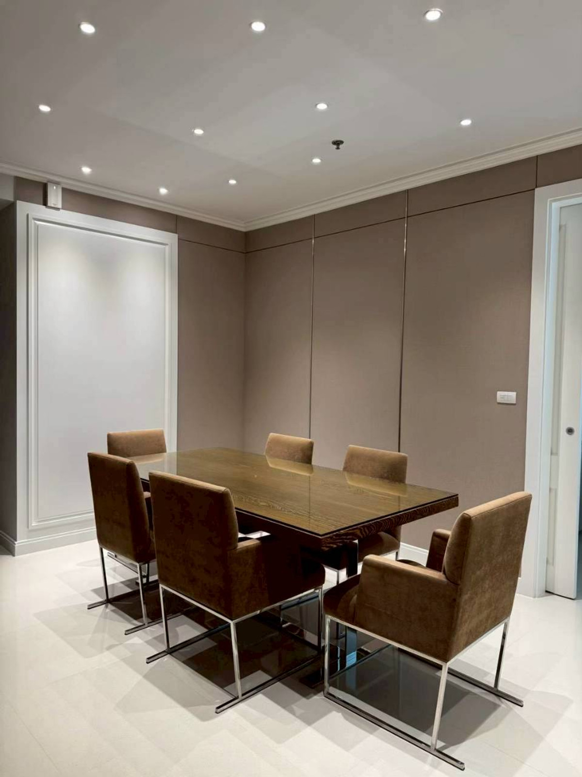 ให้เช่าคอนโดวิทยุ ชิดลม หลังสวน : เช่า 3 ห้องนอน 3 ห้องน้ำ แอทธินี เรสซิเด้นซ์