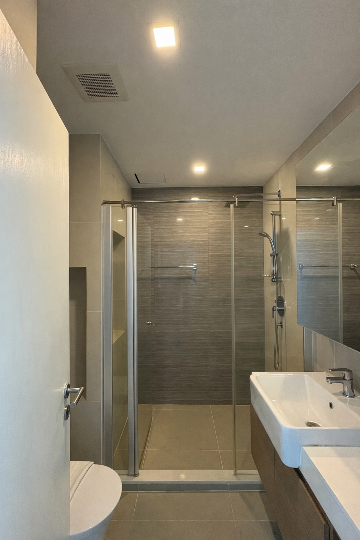 CondoSriracha Laem Chabang Ban Bueng : Condo for sale/rent, sea view + city and mountain view, high floor, KnightsBridge The Ocean Sriracha