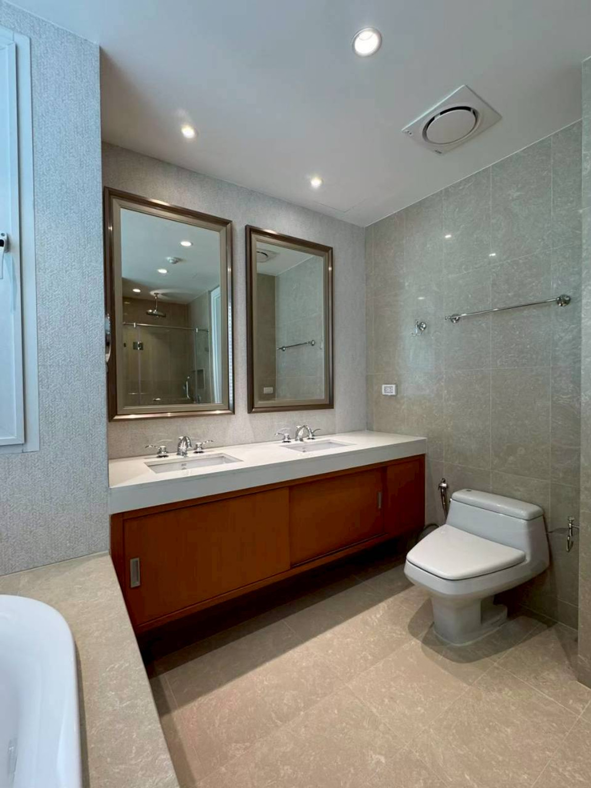 ให้เช่าคอนโดวิทยุ ชิดลม หลังสวน : เช่า 3 ห้องนอน 3 ห้องน้ำ แอทธินี เรสซิเด้นซ์