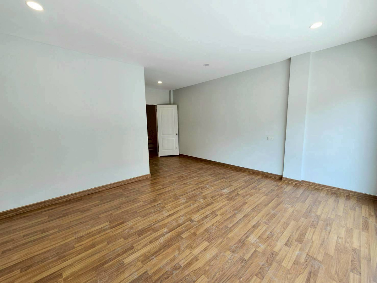 ขายทาวน์โฮมพัฒนาการ ศรีนครินทร์ : บ้านกลางเมือง เดอะ รอยัล โมนาโค ทาวน์โฮม 3 ชั้น ทำเล พัฒนาการ - ศรีนครินทร์  รีโนเวทใหม่ 