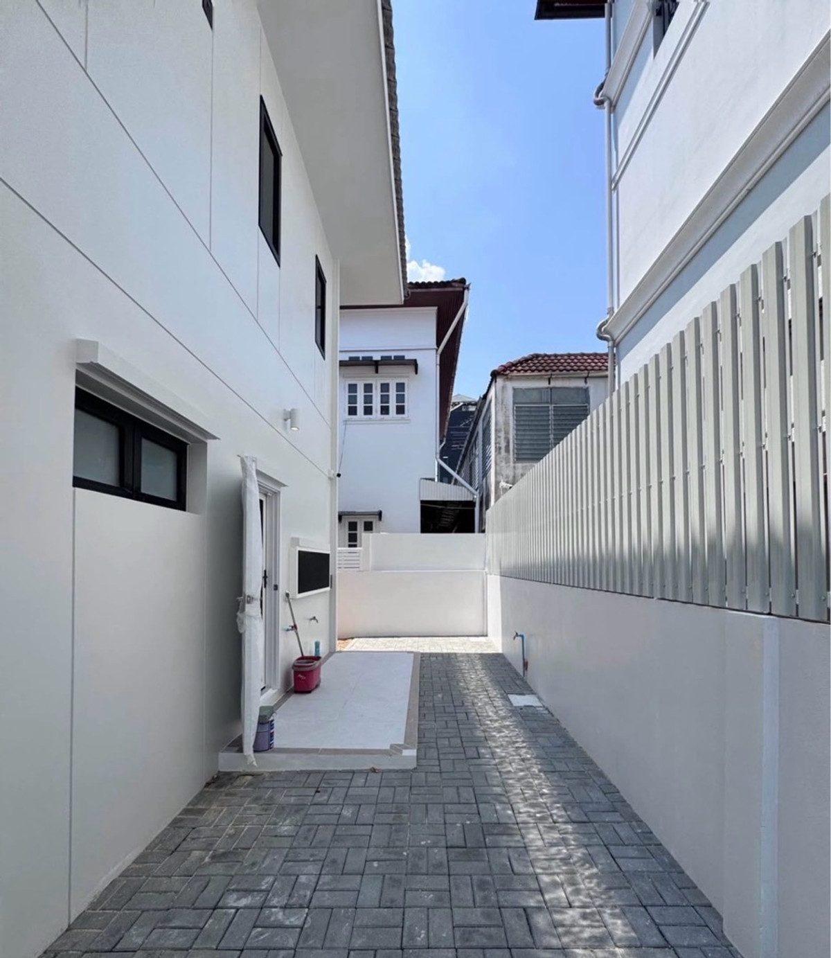 For RentHouseRatchadapisek, Huaikwang, Suttisan : Newly built single house, Huai Khwang, Ratchada Niwet (Meng Jai), 4 bedrooms, 4 bathrooms, parking for 7 cars, near KIS School🏫