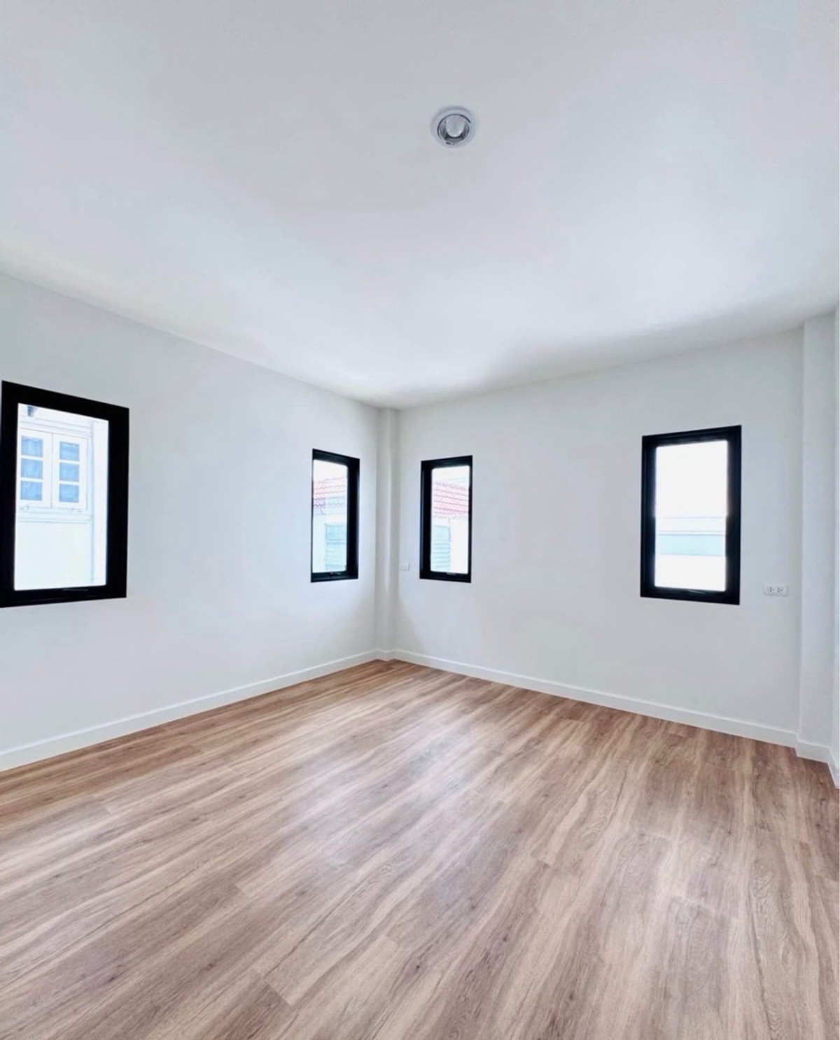 For RentHouseRatchadapisek, Huaikwang, Suttisan : Newly built single house, Huai Khwang, Ratchada Niwet (Meng Jai), 4 bedrooms, 4 bathrooms, parking for 7 cars, near KIS School🏫