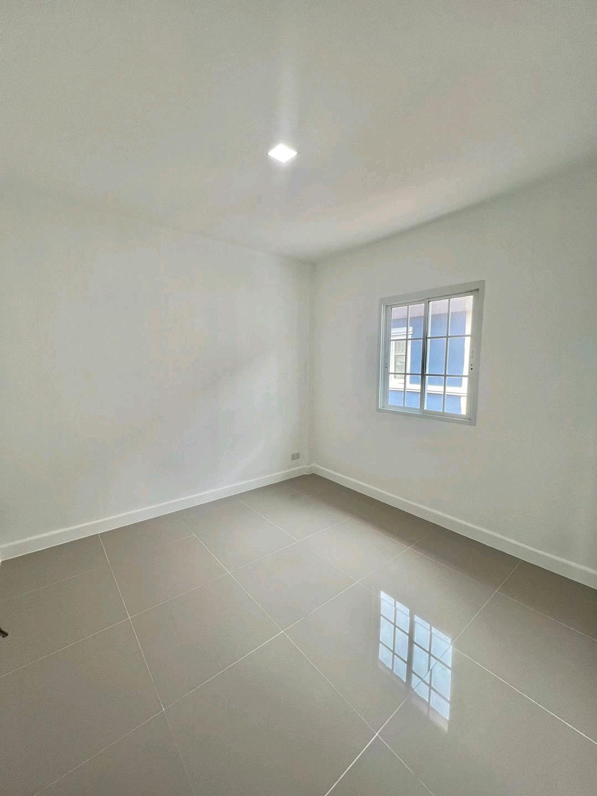 For SaleTownhomePathum Thani,Rangsit, Thammasat : 2-story townhouse, Piyawararom Village, Khlong 4, Prince Sai. Sawai Pracharat, Pathum Thani, Bueng Yitho hundred year old market