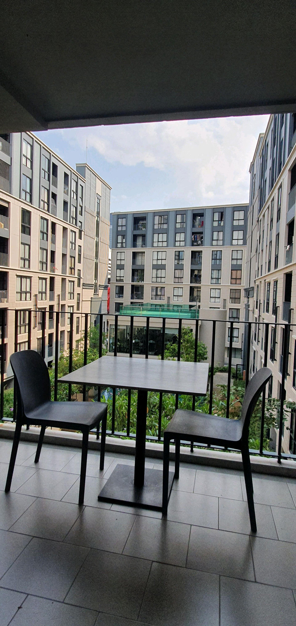 ให้เช่าคอนโดพระราม 9 เพชรบุรีตัดใหม่ RCA : 🐶🐱2-Bedroom Unit at Corner with Swimming Pool from Balcony🐱😊