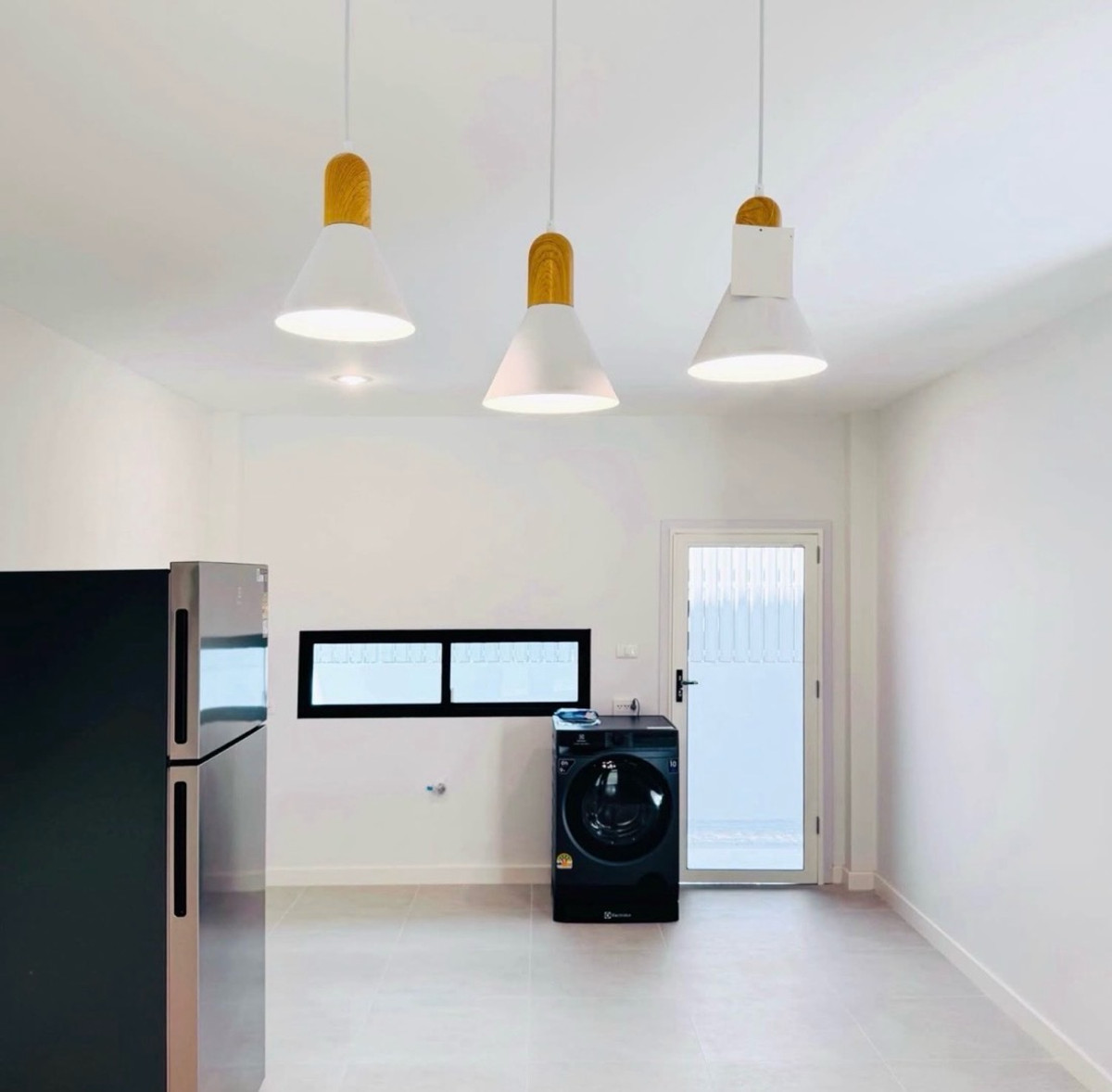 For RentHouseRatchadapisek, Huaikwang, Suttisan : Newly built single house, Huai Khwang, Ratchada Niwet (Meng Jai), 4 bedrooms, 4 bathrooms, parking for 7 cars, near KIS School🏫