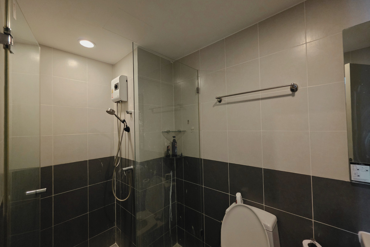 For SaleCondoPinklao, Charansanitwong : Condo for sale, corner room with tenant Next to Bang Khun Non BTS, near Siriraj.