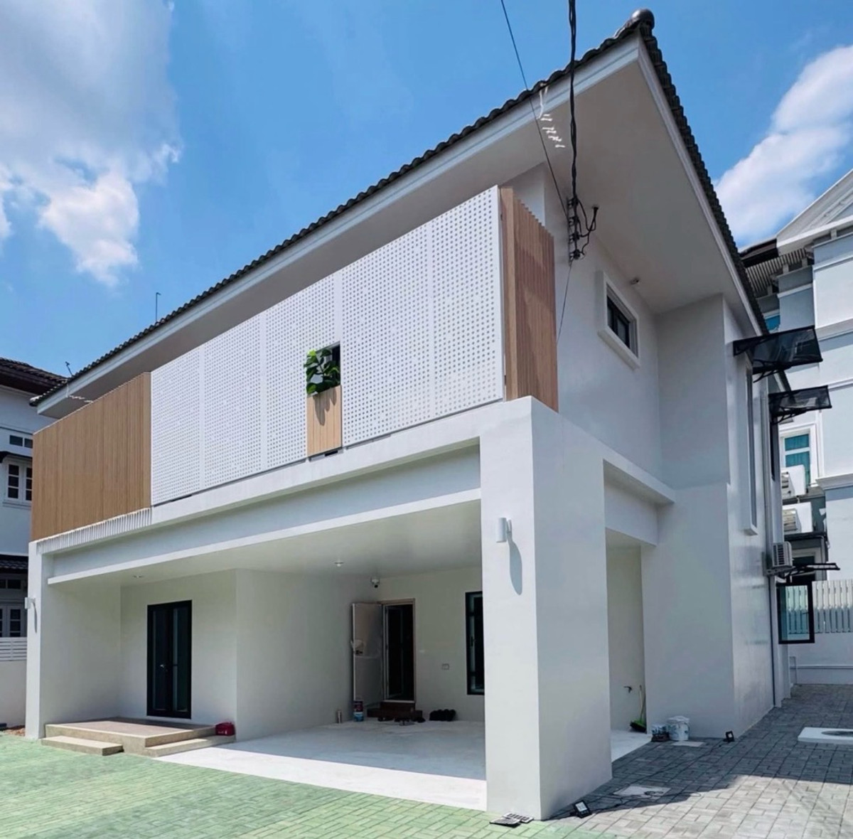 For RentHouseRatchadapisek, Huaikwang, Suttisan : Newly built single house, Huai Khwang, Ratchada Niwet (Meng Jai), 4 bedrooms, 4 bathrooms, parking for 7 cars, near KIS School🏫