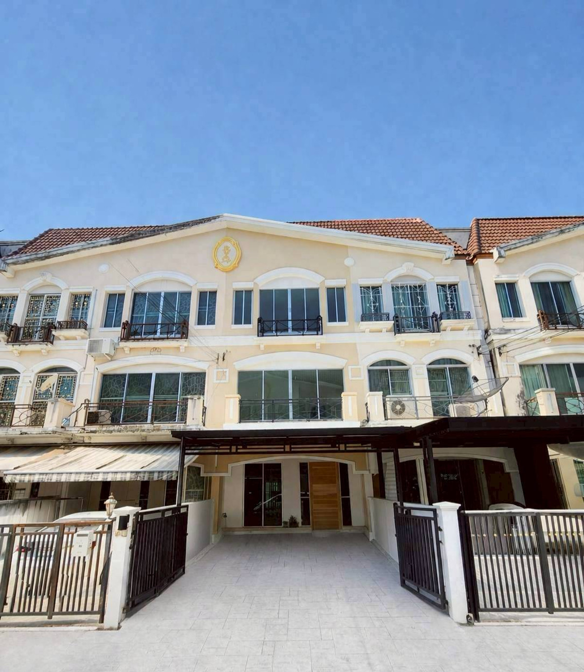 ขายทาวน์โฮมพัฒนาการ ศรีนครินทร์ : บ้านกลางเมือง เดอะ รอยัล โมนาโค ทาวน์โฮม 3 ชั้น ทำเล พัฒนาการ - ศรีนครินทร์  รีโนเวทใหม่ 