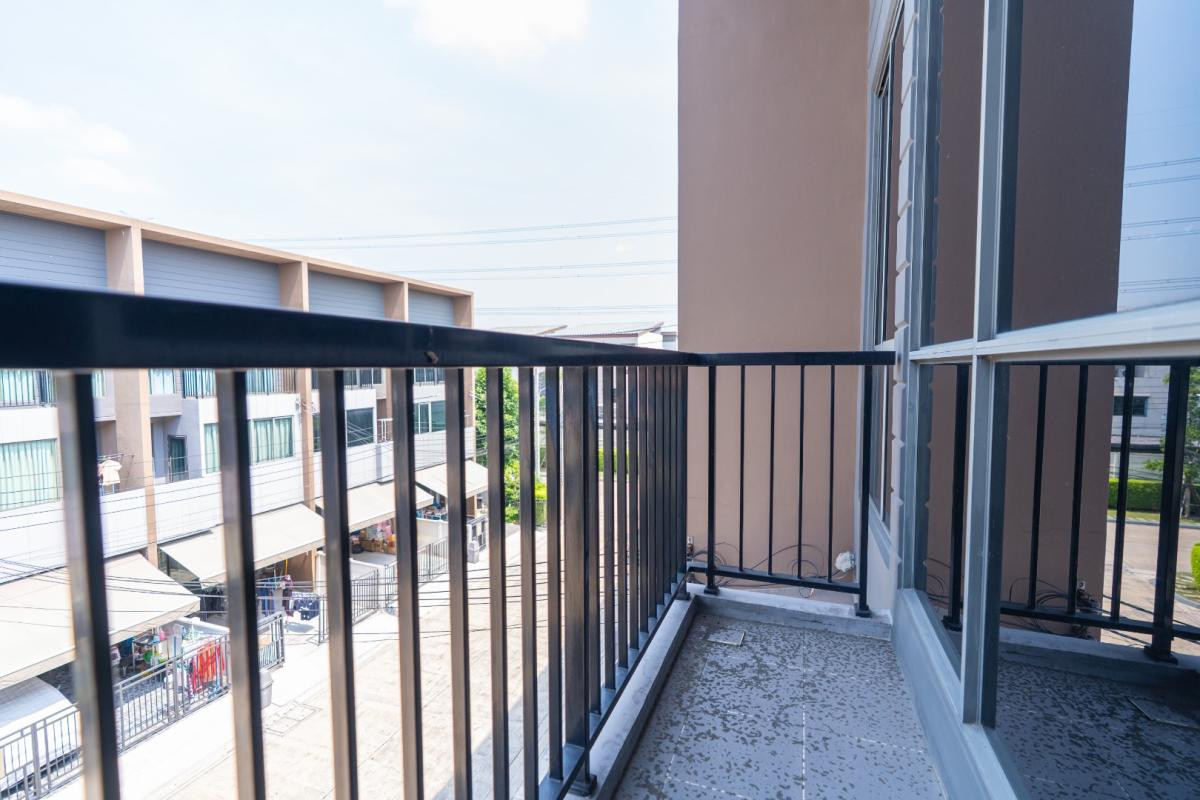 For RentTownhomePattanakan, Srinakarin : Single house for rent Baan Klang Muang The Edition Rama 9 - Krungthep Kreetha, near Big C, Kheha Romklao, only 7 minutes.