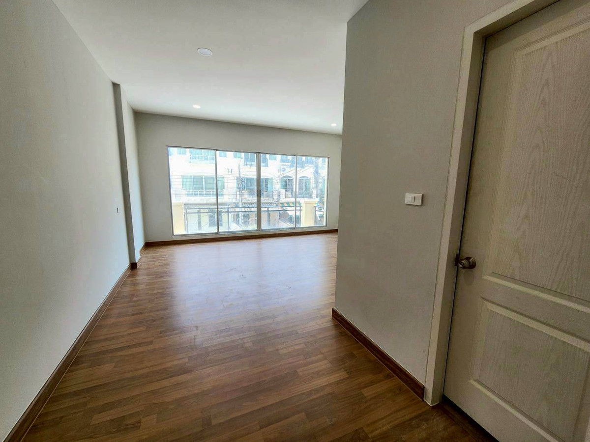 ขายทาวน์โฮมพัฒนาการ ศรีนครินทร์ : บ้านกลางเมือง เดอะ รอยัล โมนาโค ทาวน์โฮม 3 ชั้น ทำเล พัฒนาการ - ศรีนครินทร์  รีโนเวทใหม่ 