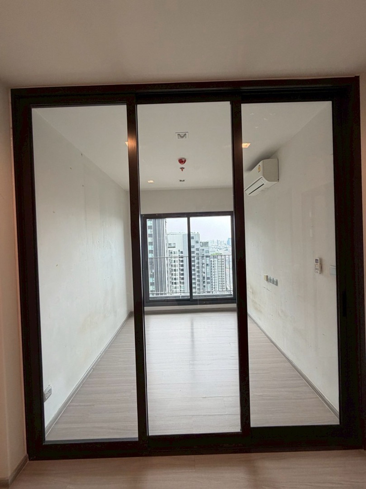 ขายคอนโดพระราม 9 เพชรบุรีตัดใหม่ RCA : No furniture 1 นอน Life Asoke Hype ชั้น 38