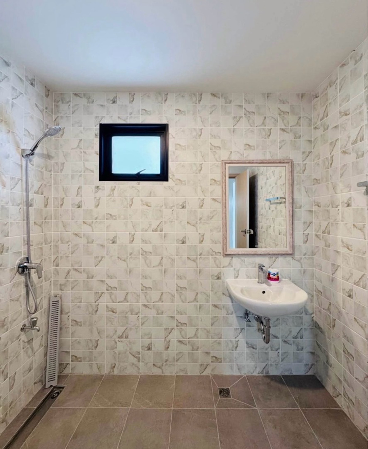 For RentHouseRatchadapisek, Huaikwang, Suttisan : Newly built single house, Huai Khwang, Ratchada Niwet (Meng Jai), 4 bedrooms, 4 bathrooms, parking for 7 cars, near KIS School🏫