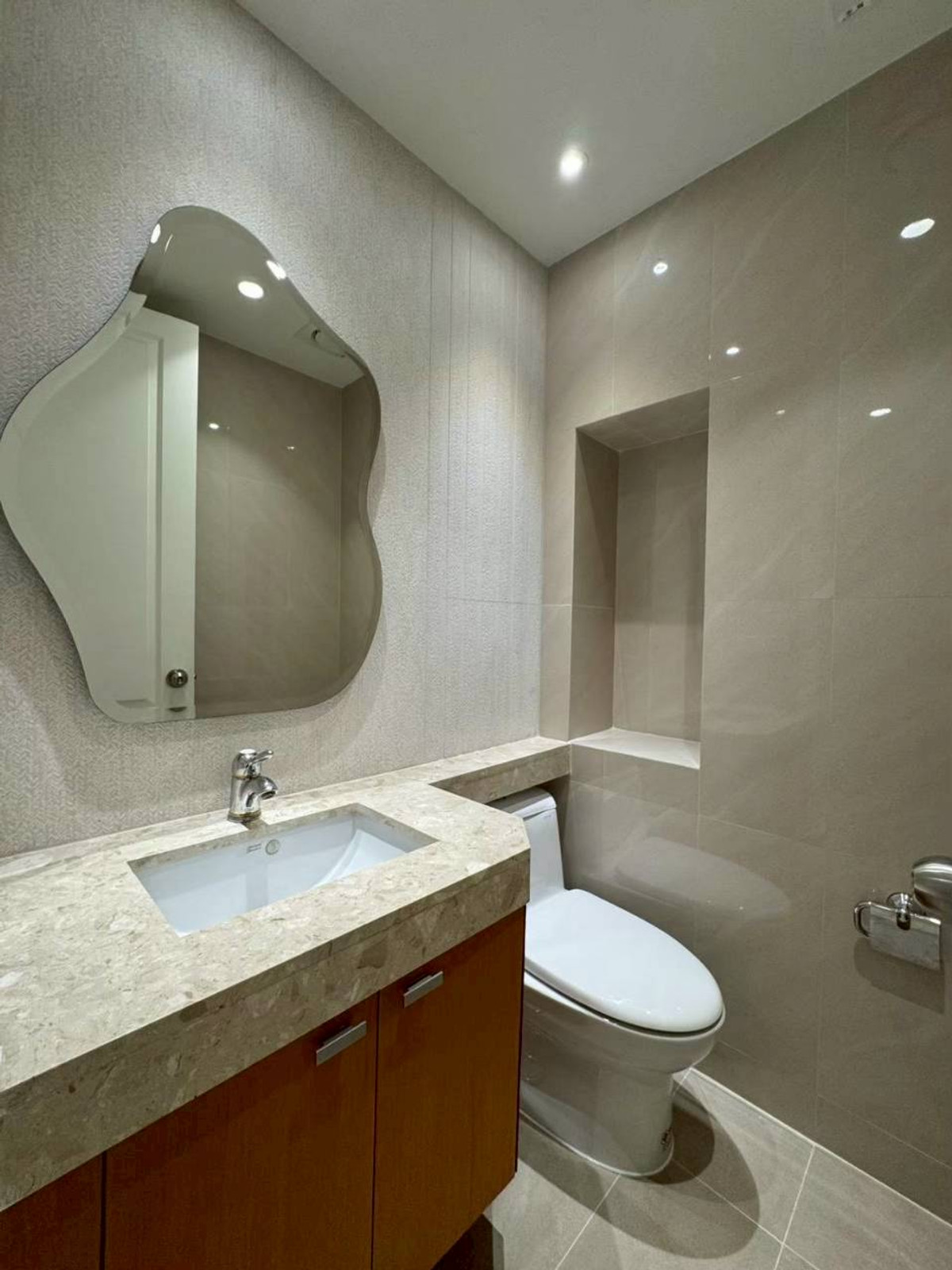 ให้เช่าคอนโดวิทยุ ชิดลม หลังสวน : เช่า 3 ห้องนอน 3 ห้องน้ำ แอทธินี เรสซิเด้นซ์