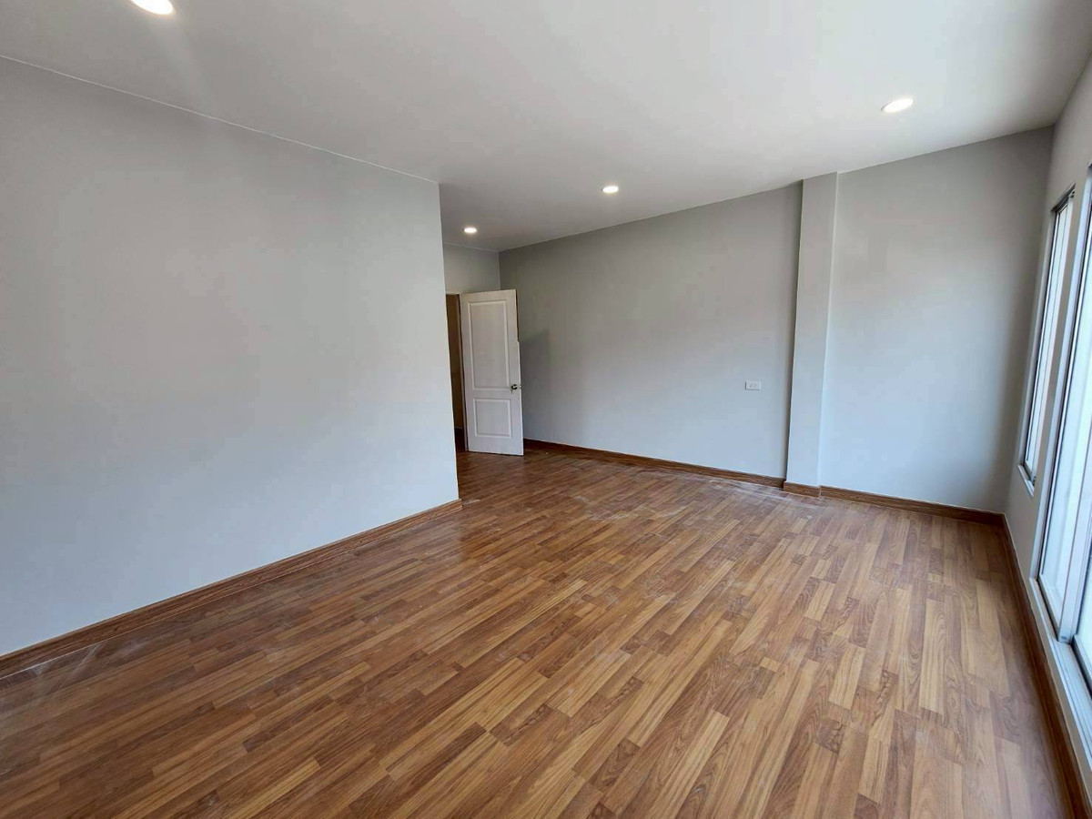 ขายทาวน์โฮมพัฒนาการ ศรีนครินทร์ : บ้านกลางเมือง เดอะ รอยัล โมนาโค ทาวน์โฮม 3 ชั้น ทำเล พัฒนาการ - ศรีนครินทร์  รีโนเวทใหม่ 