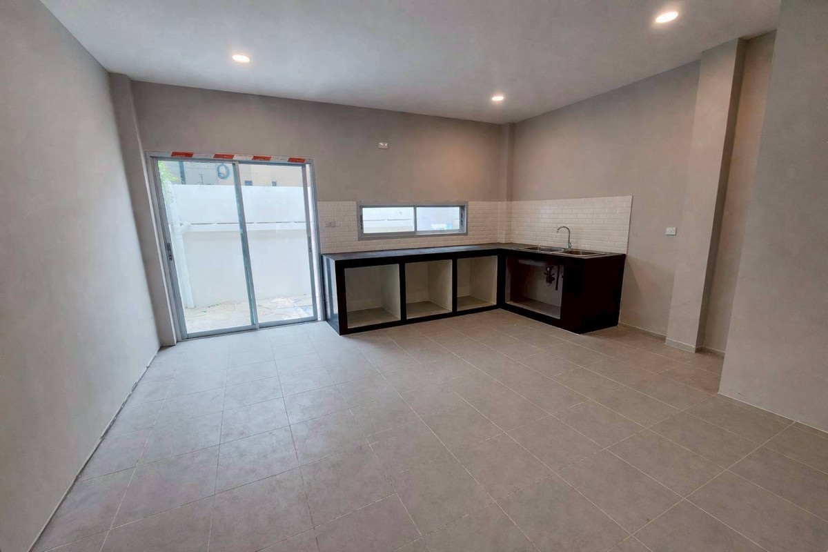 ขายทาวน์โฮมพัฒนาการ ศรีนครินทร์ : บ้านกลางเมือง เดอะ รอยัล โมนาโค ทาวน์โฮม 3 ชั้น ทำเล พัฒนาการ - ศรีนครินทร์  รีโนเวทใหม่ 