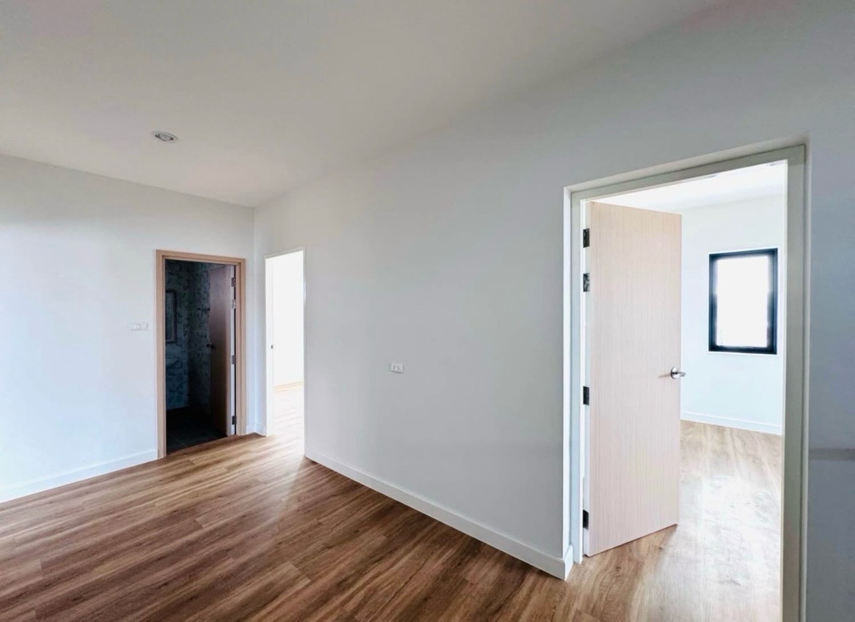 For RentHouseRatchadapisek, Huaikwang, Suttisan : Newly built single house, Huai Khwang, Ratchada Niwet (Meng Jai), 4 bedrooms, 4 bathrooms, parking for 7 cars, near KIS School🏫