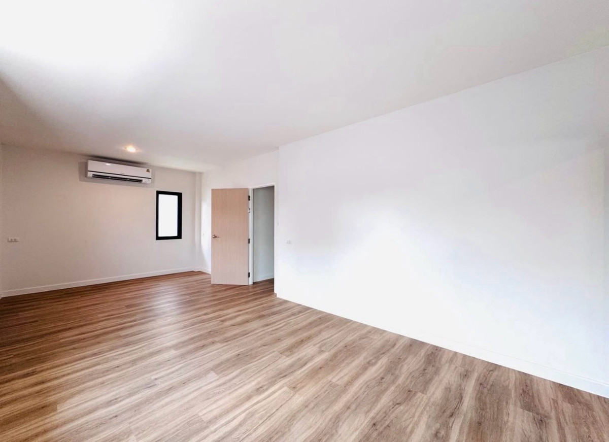 For RentHouseRatchadapisek, Huaikwang, Suttisan : Newly built single house, Huai Khwang, Ratchada Niwet (Meng Jai), 4 bedrooms, 4 bathrooms, parking for 7 cars, near KIS School🏫