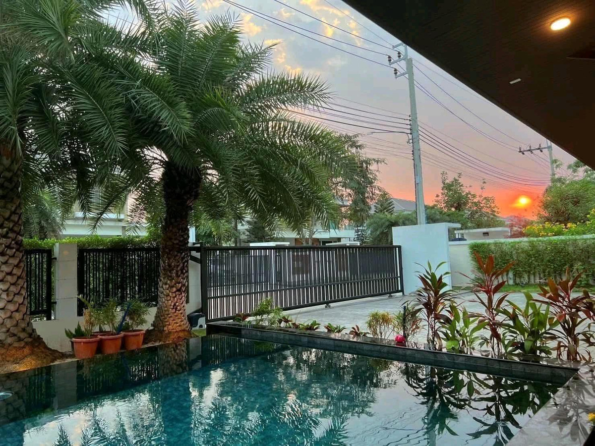 For RentHouseLadkrabang, Suwannaphum Airport : ✨🌊 Luxury detached house With private swimming pool, corner house, wide area, quiet and private atmosphere.