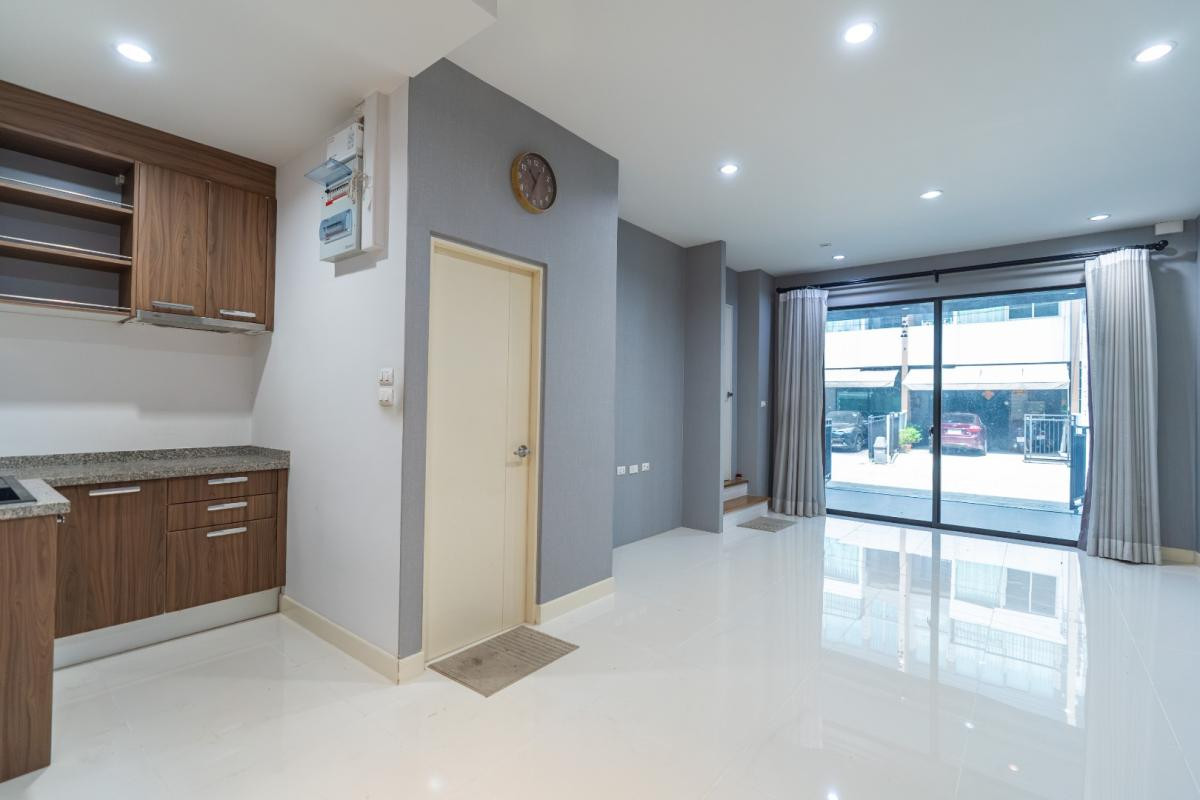 For RentTownhomePattanakan, Srinakarin : Single house for rent Baan Klang Muang The Edition Rama 9 - Krungthep Kreetha, near Big C, Kheha Romklao, only 7 minutes.