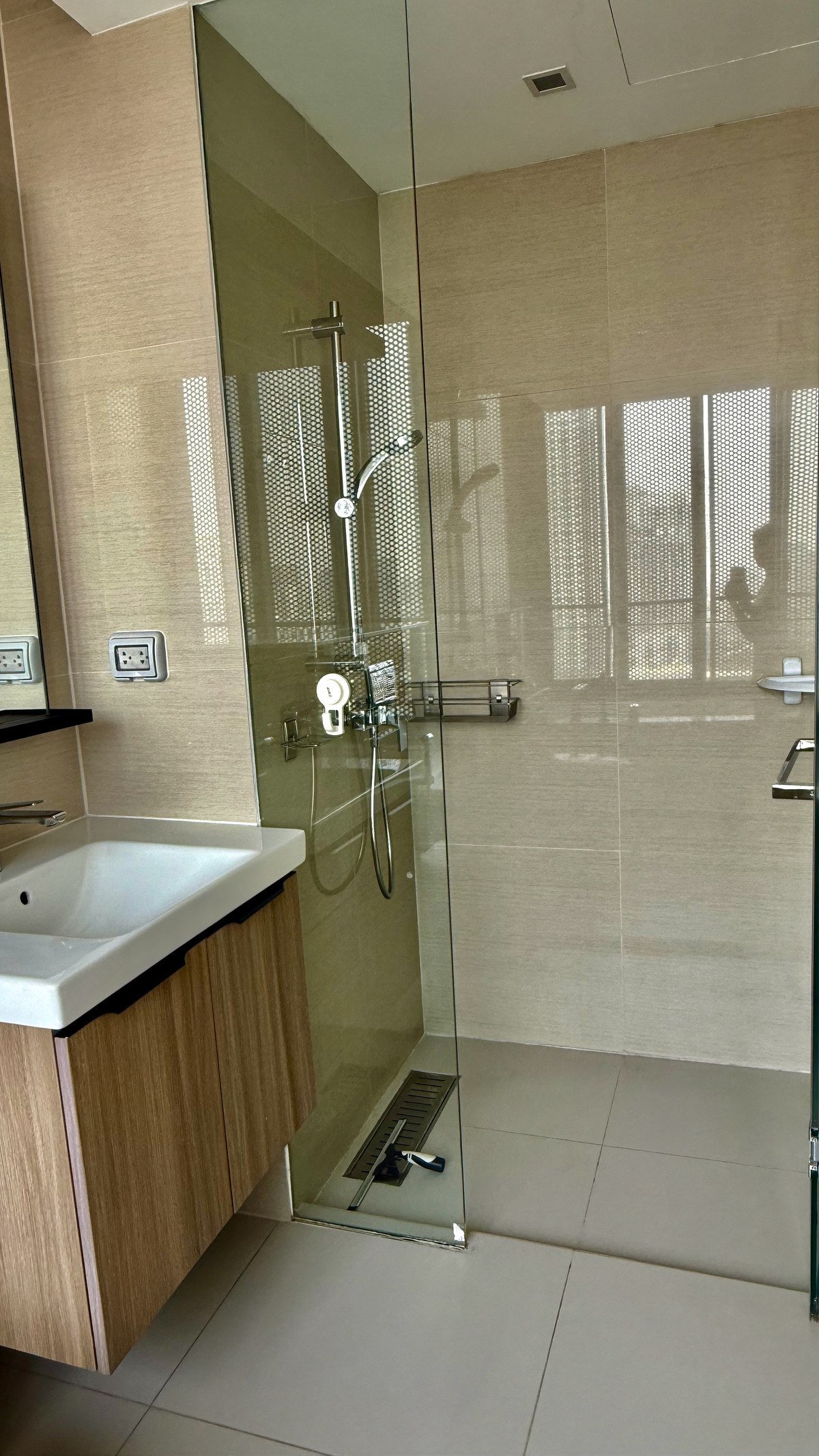 For RentCondoSukhumvit, Asoke, Thonglor : 🔥For Rent Now🔥 Circle Sukhumvit 31, 2-bedroom unit, stunning view, fully furnished, ready to move in. Near BTS Phrom Phong and MRT Asoke.