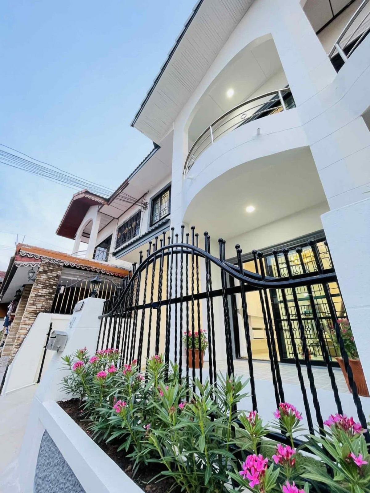 For SaleTownhomePattaya, Bangsaen, Chonburi : For Sale Townhouse/Townhome  , Eakmongkol 5/1 , newly renovated , Mueang Phata , Bang Lamung , Chon Buri , CX-148036