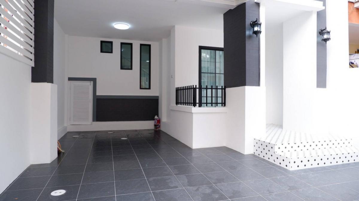 For SaleTownhomePathum Thani,Rangsit, Thammasat : For Sale Townhouse/Townhome  , Chomfah warangkul Klong 2 , newly renovated , Pracha Thipat , Thanyaburi , Pathum Thani , CX-148798